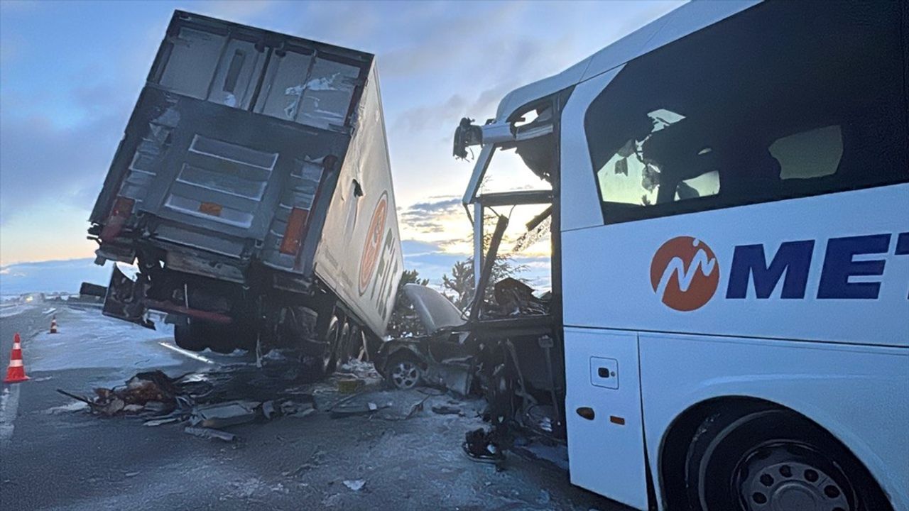 Afyonkarahisar'da Üç Araçlı Trafik Kazası: 30 Yaralı