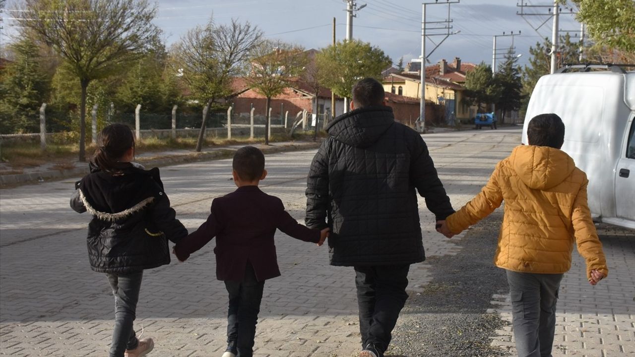 Afyonkarahisar'da Üç Elti, Üç Çocuğa Koruyucu Aile Oldu