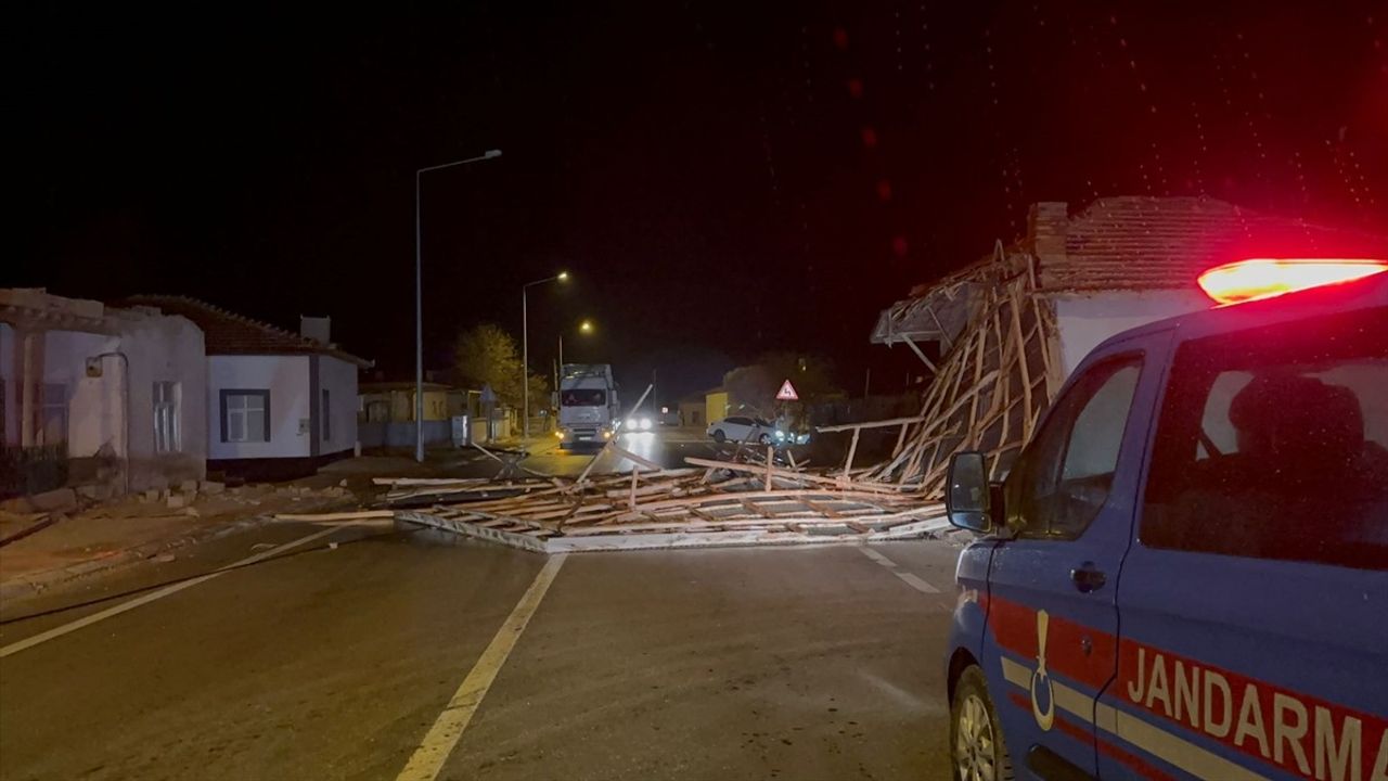 Aksaray'da Fırtına Çatı Uçurdu