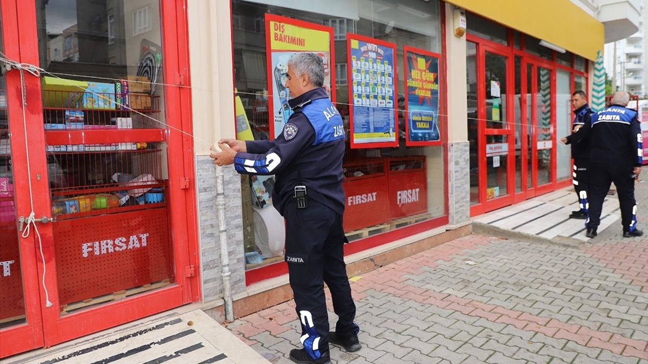 Alanya'da Tarihi Geçmiş Gıda Ürünleri Satan Market Mühürlendi