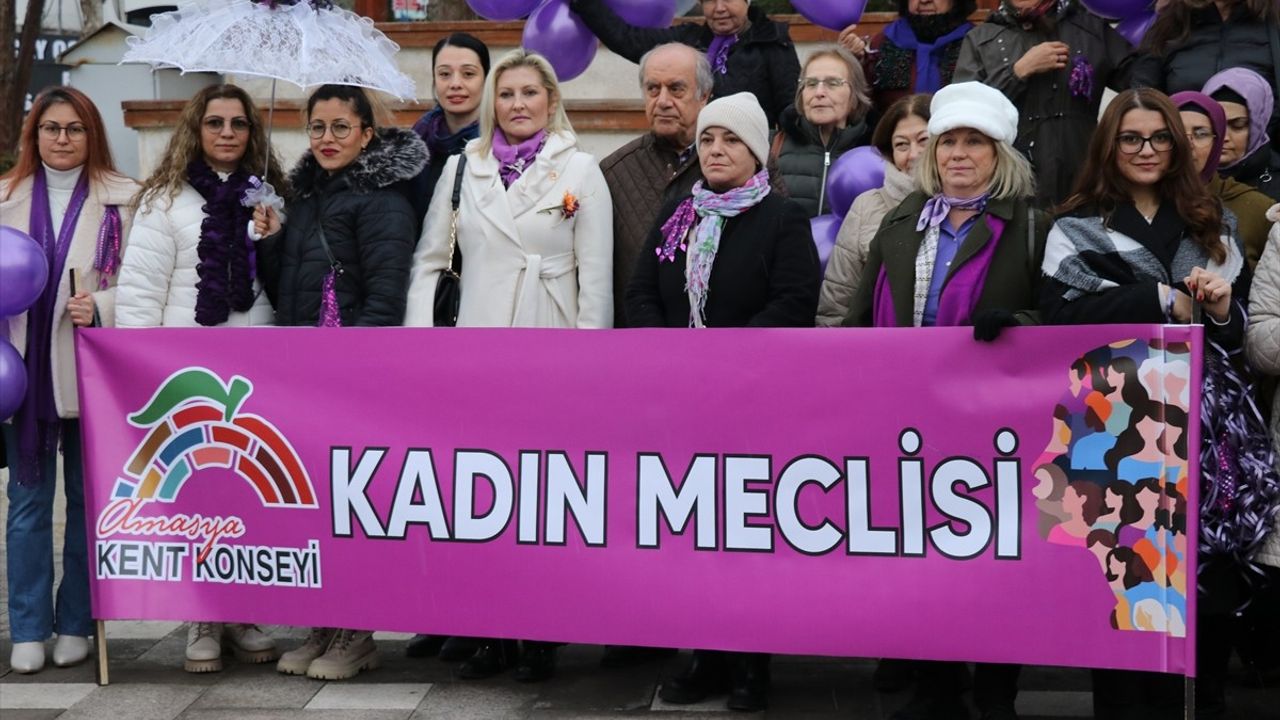 Amasya'da Kadına Yönelik Şiddete Karşı Mor Mendil Protestosu