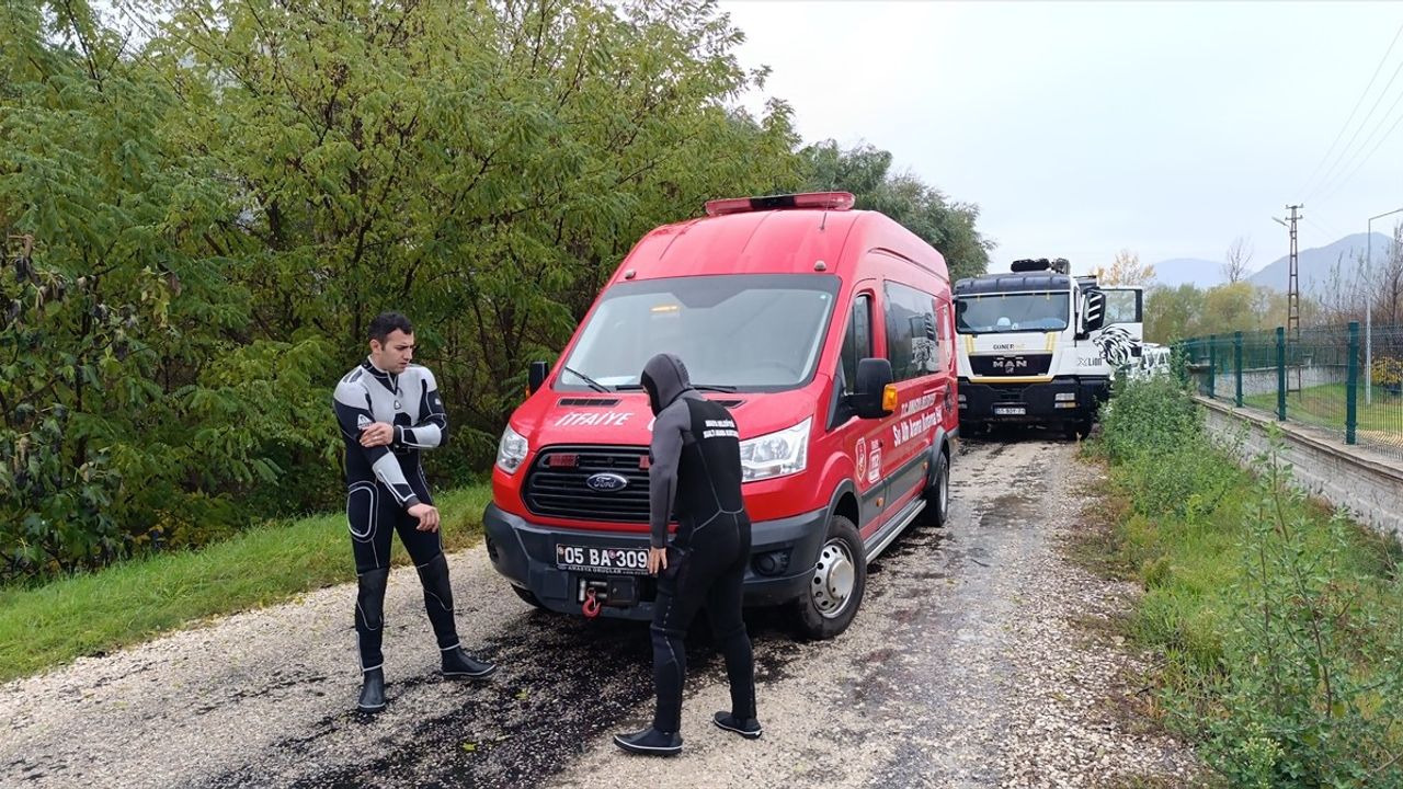 Amasya'da Nehre Düşen Araç: Sürücü Yara Almadan Kurtuldu