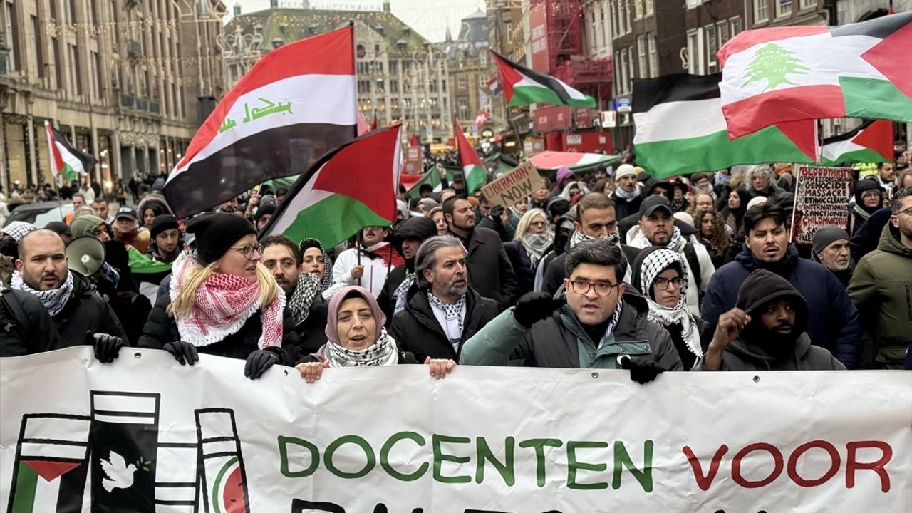 Amsterdam'da Filistin İçin Protesto Gösterisi