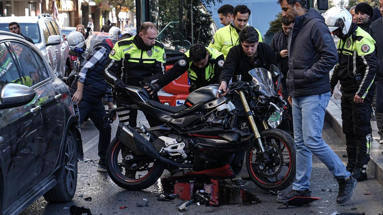 Ankara'da Polisten Kaçan Motosiklet Sürücüsü Kaza Geçirdi