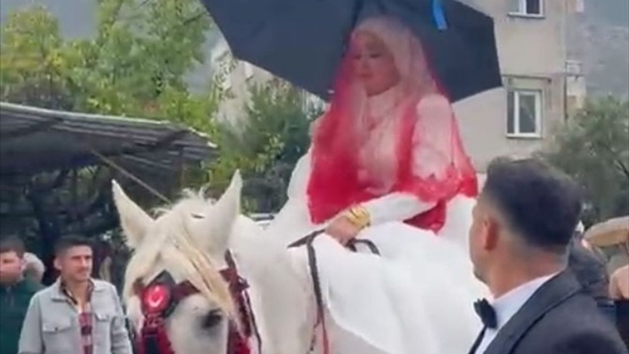 Antalya'da Geleneksel Düğün Töreni: Gelin Atıyla Yağmur Altında