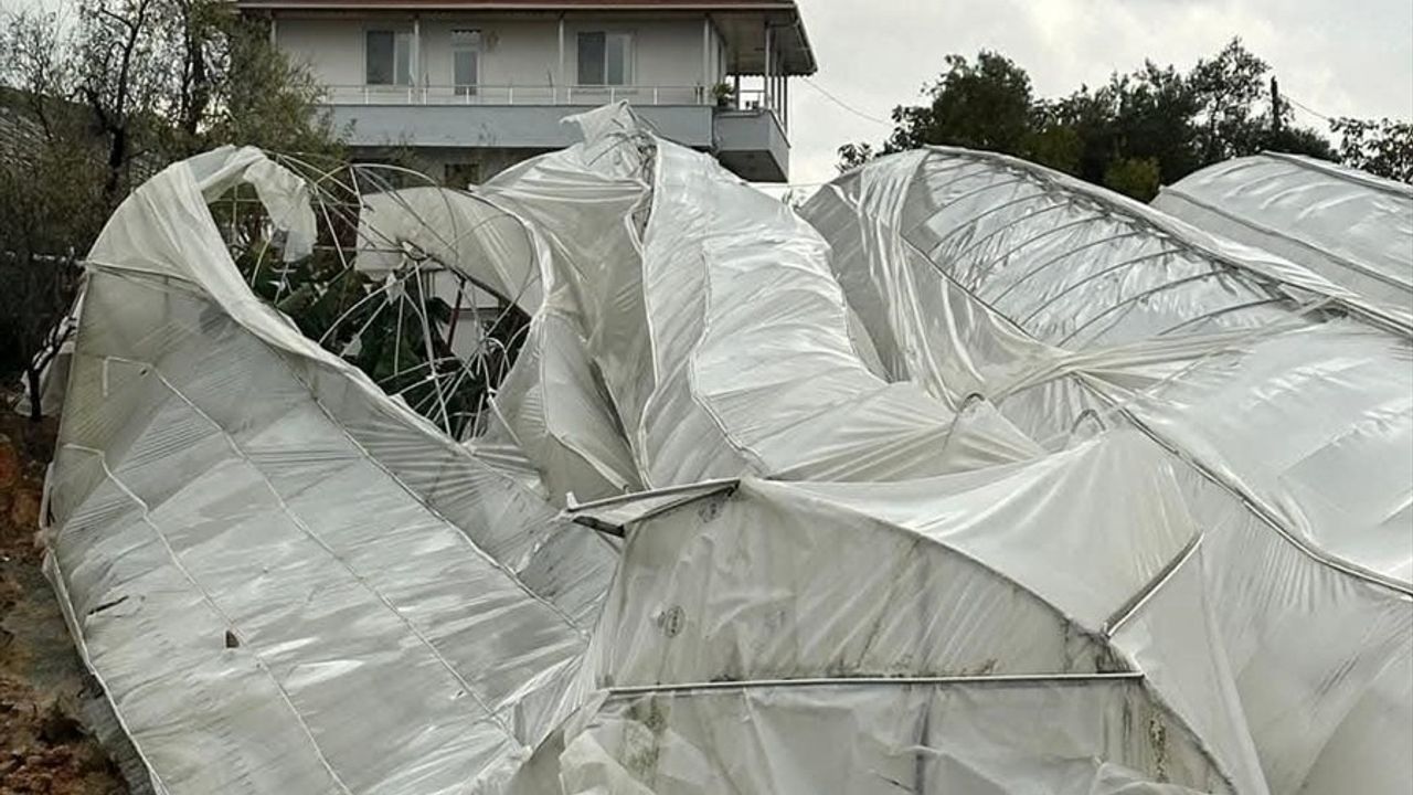 Antalya'da Hortum ve Sağanak Tarım Alanlarını Vurdu