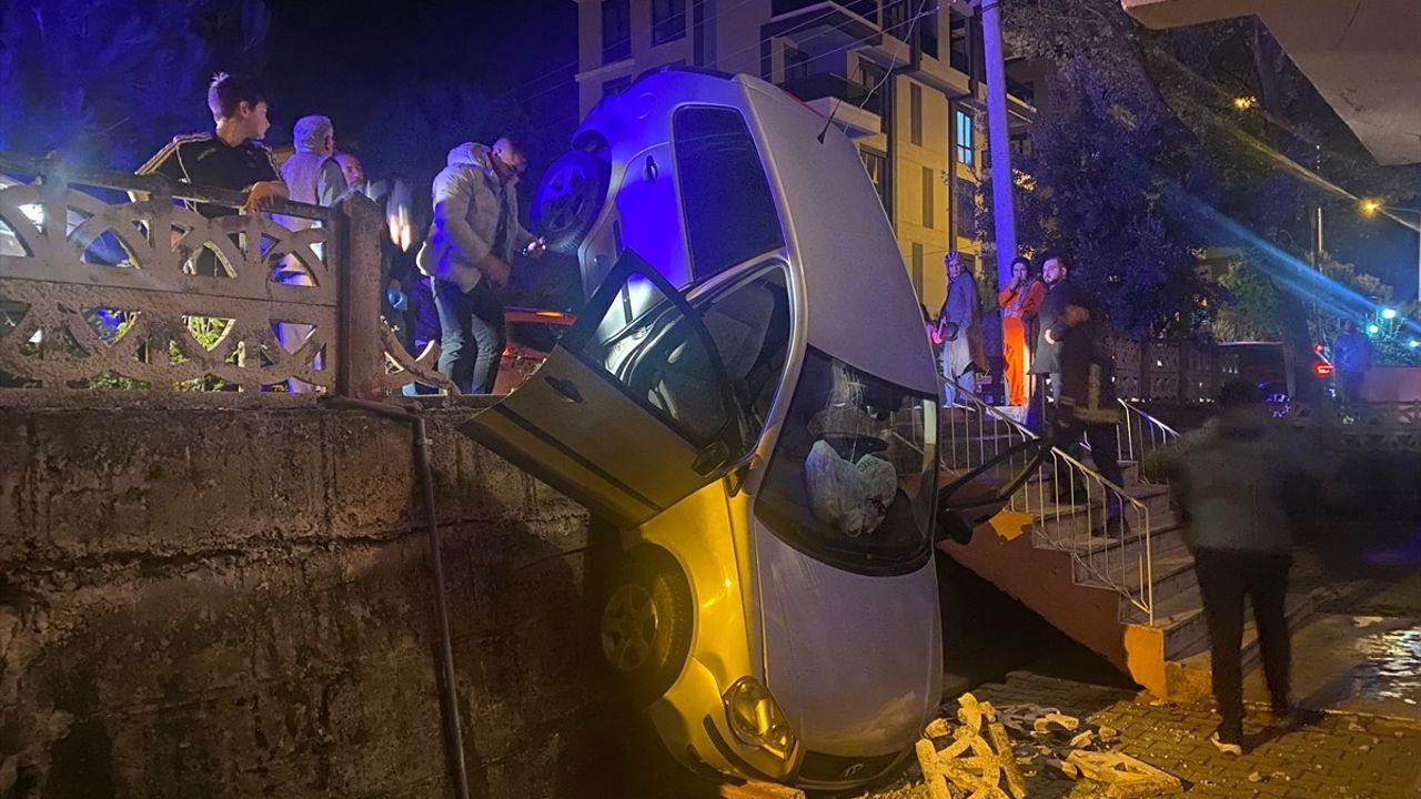 Antalya'da Otomobil Bahçeye Devrildi: Sürücü Yaralı