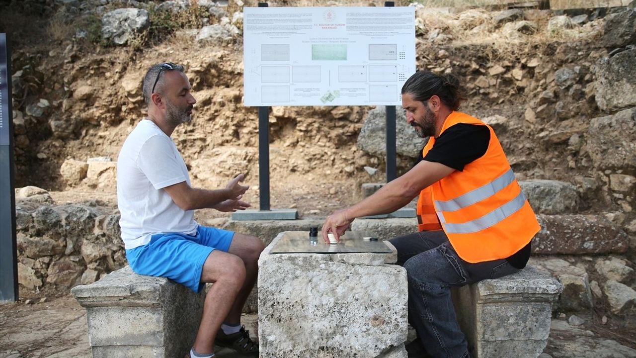 Antalya'daki Syedra Antik Kenti'nde Roma Tavlası Yeniden Hayat Buluyor