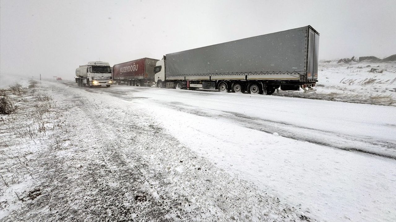 Ardahan-Şavşat Kara Yolu Buzlanma Nedeniyle Kapandı