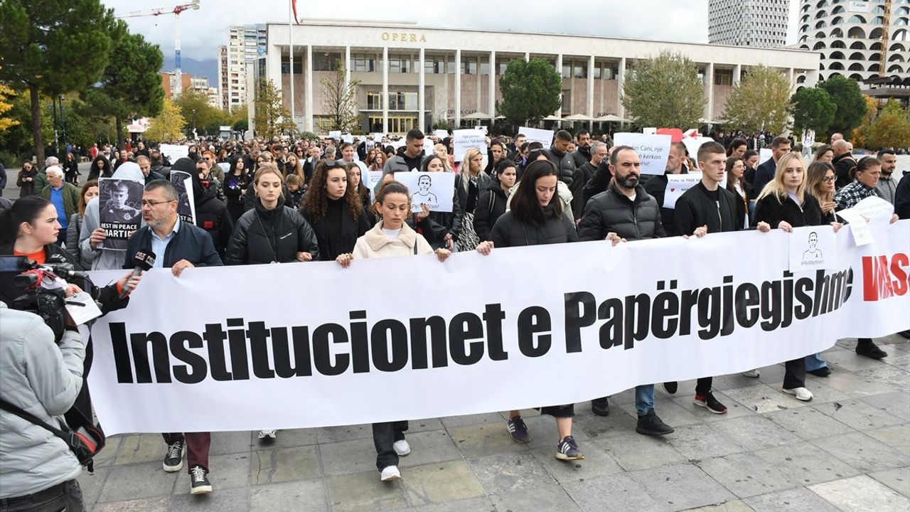 Arnavutluk'ta Akran Şiddeti Protesto Edildi