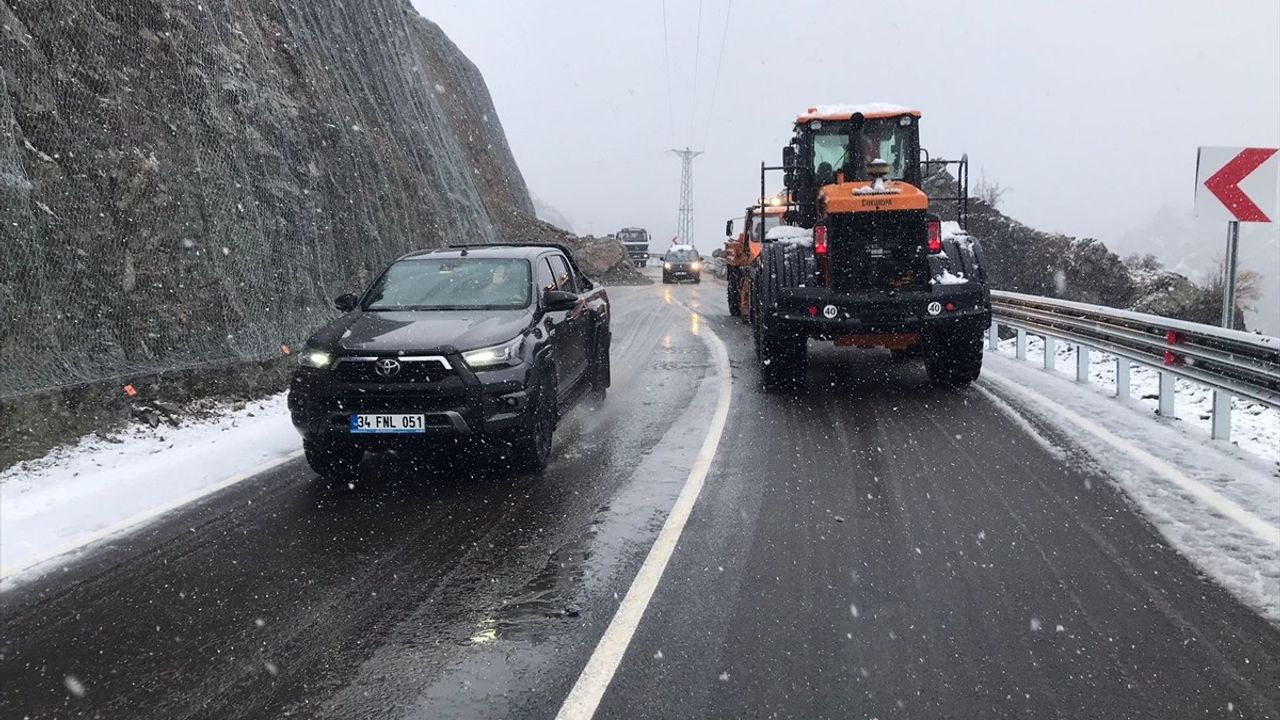 Artvin-Yusufeli Yolunda Heyelan: Ulaşım Kontrollü Şekilde Devam Ediyor