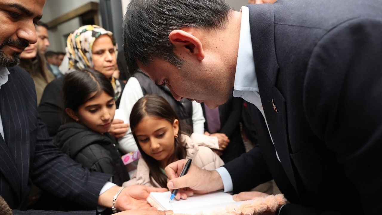 Bakan Murat Kurum, Adıyaman'da Depremzedeleri Ziyaret Etti