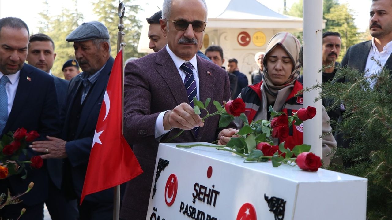 Bakan Uraloğlu, Şehit Ömer Halisdemir'in Kabri Ziyaretinde Anma Töreni Gerçekleştirdi