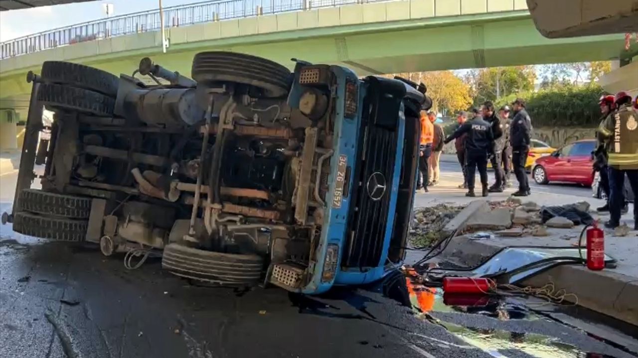 Bakırköy'de Üst Geçide Çarpan Vinç Devrildi
