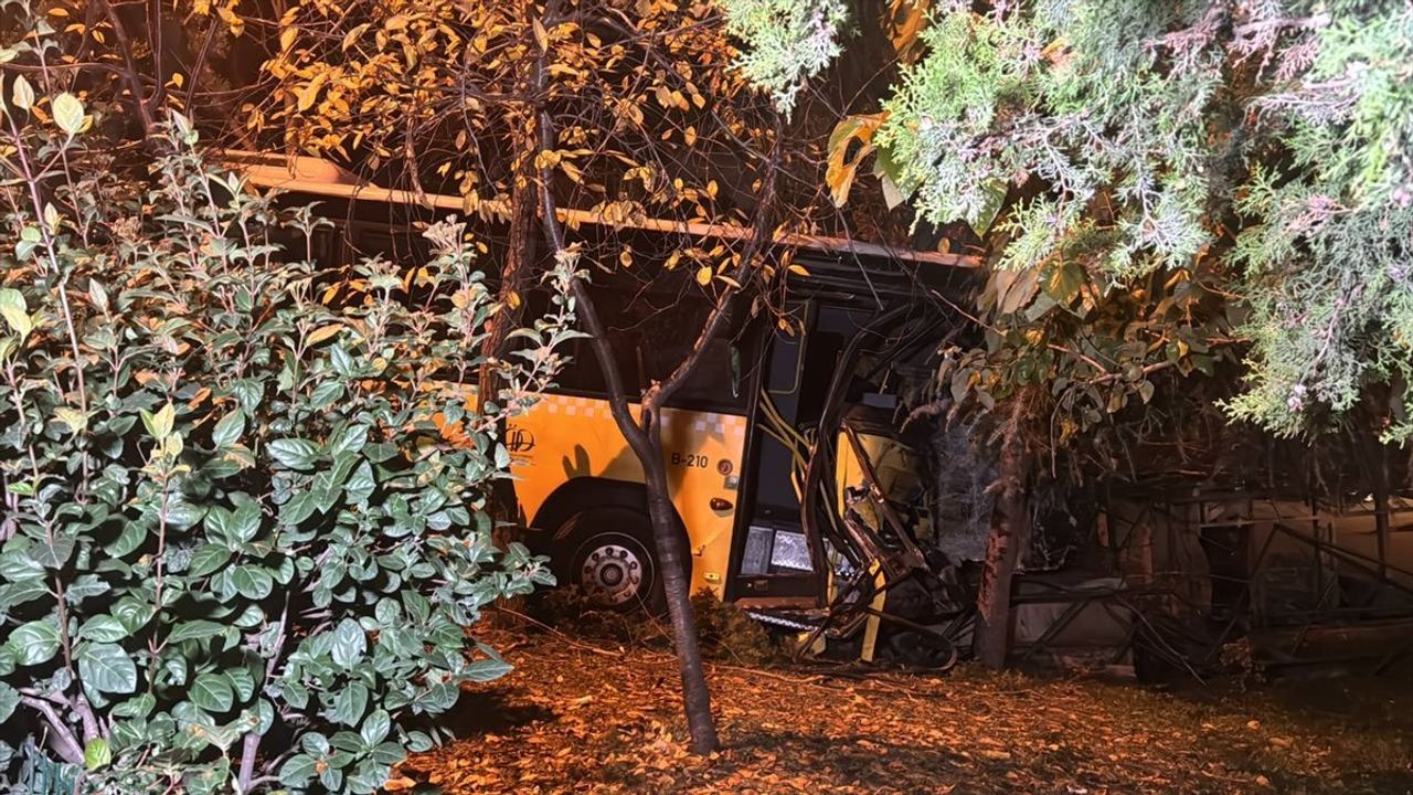 Başakşehir'de Park Halindeki Kamyona Çarpan Halk Otobüsü Şoförü Yaralandı