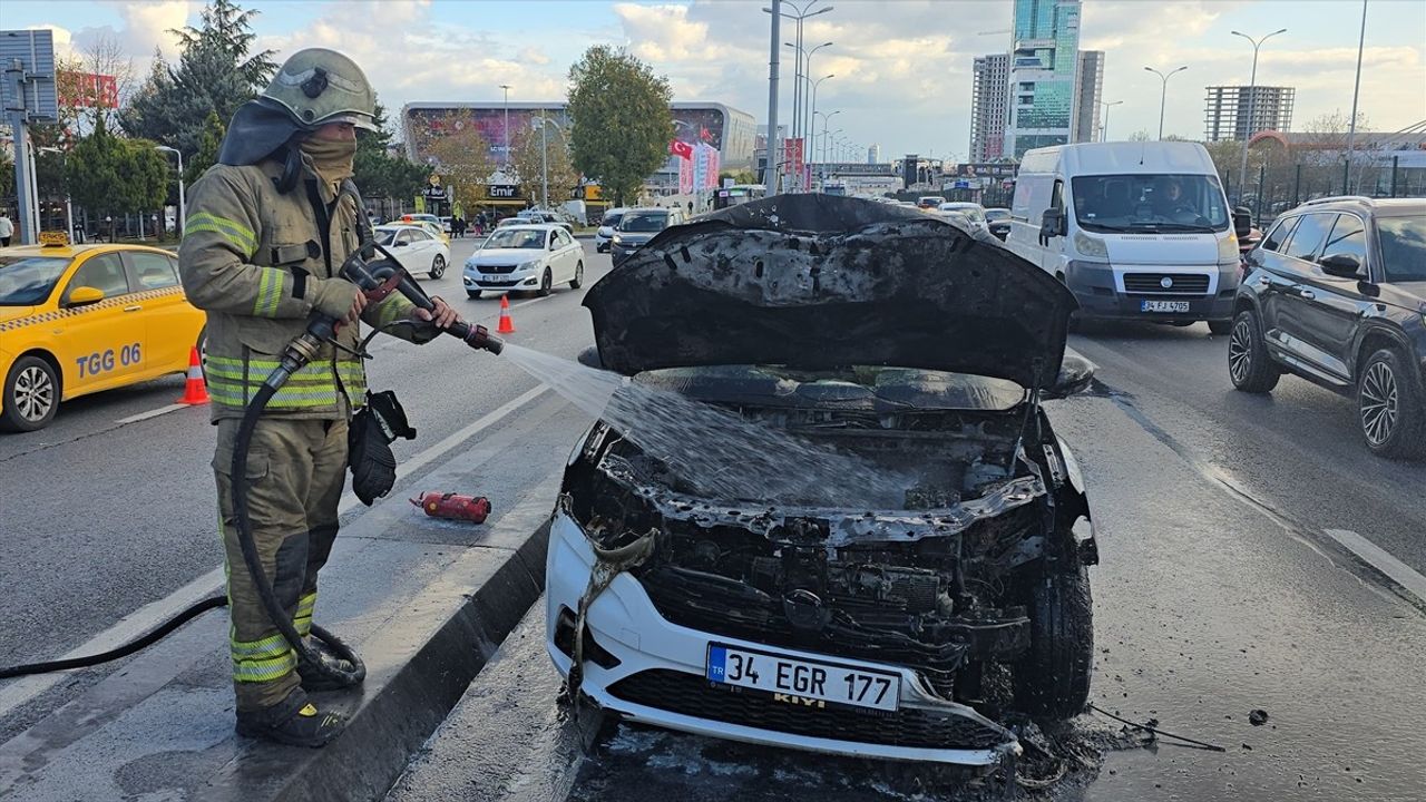 Beylikdüzü'nde Seyir Halindeki Araçta Yangın Kontrol Altına Alındı