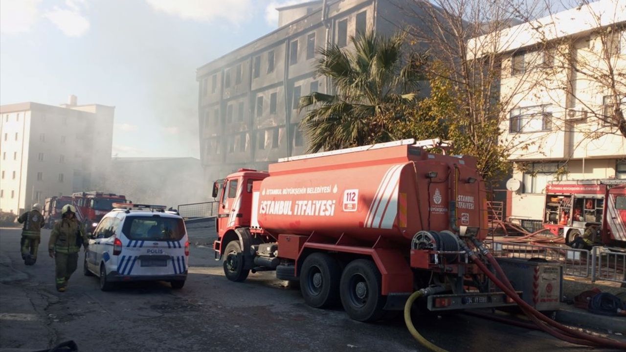 Beylikdüzü'ndeki Fabrika Yangını 36 Saatten Fazla Devam Ediyor