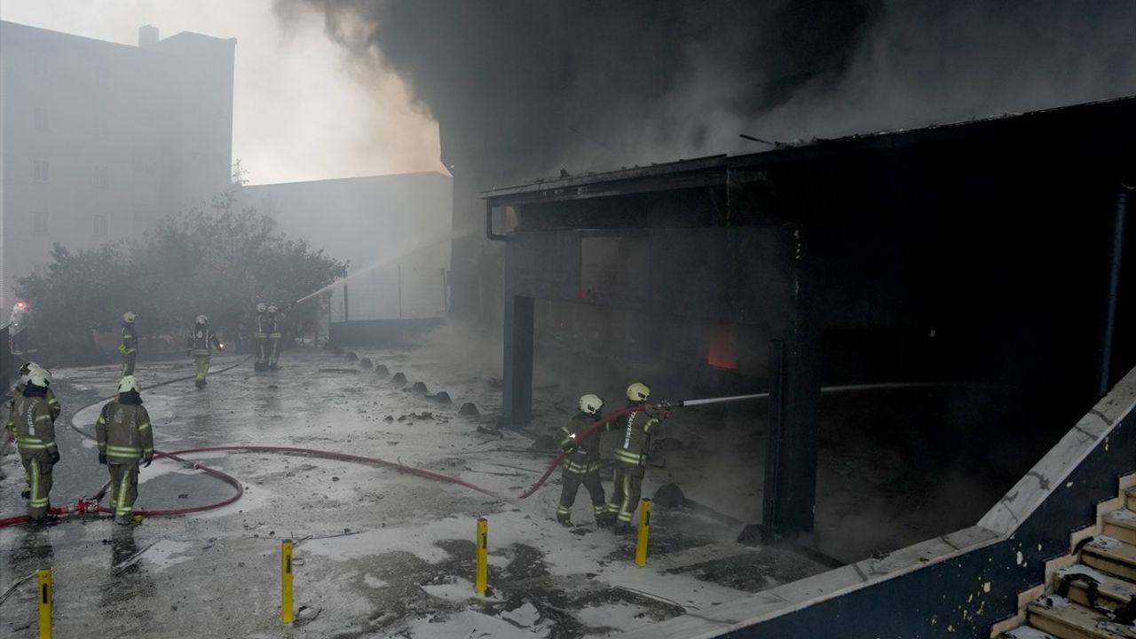 Beylikdüzü'ndeki Fabrika Yangınına İtfaiye Müdahalesi Devam Ediyor