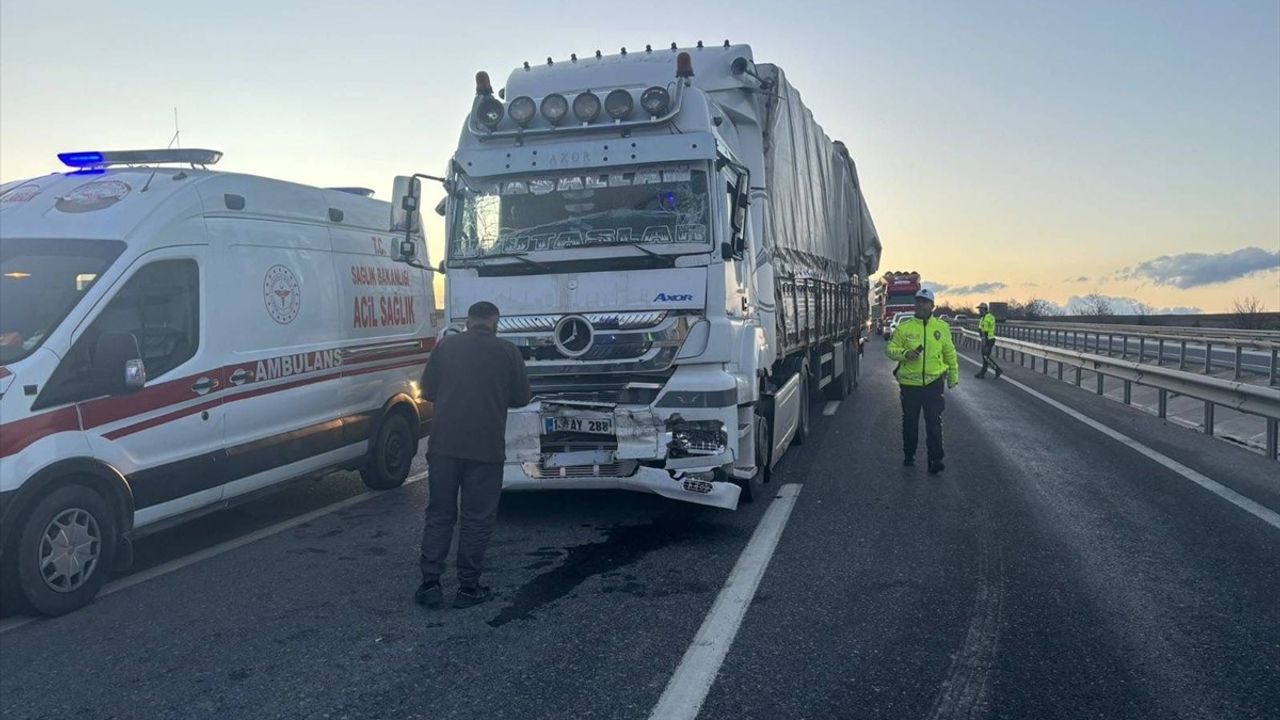 Bilecik'te Tır ile İşçi Servisi Çarpıştı: 10 Yaralı