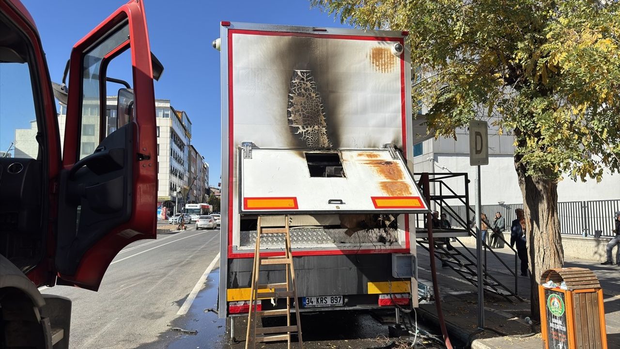 Bingöl'de Banka Mobil Tırında Yangın Çıktı