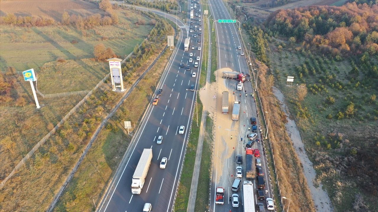 Bolu'da Devrilen Tır, Anadolu Otoyolu'nda Ulaşımı Aksattı