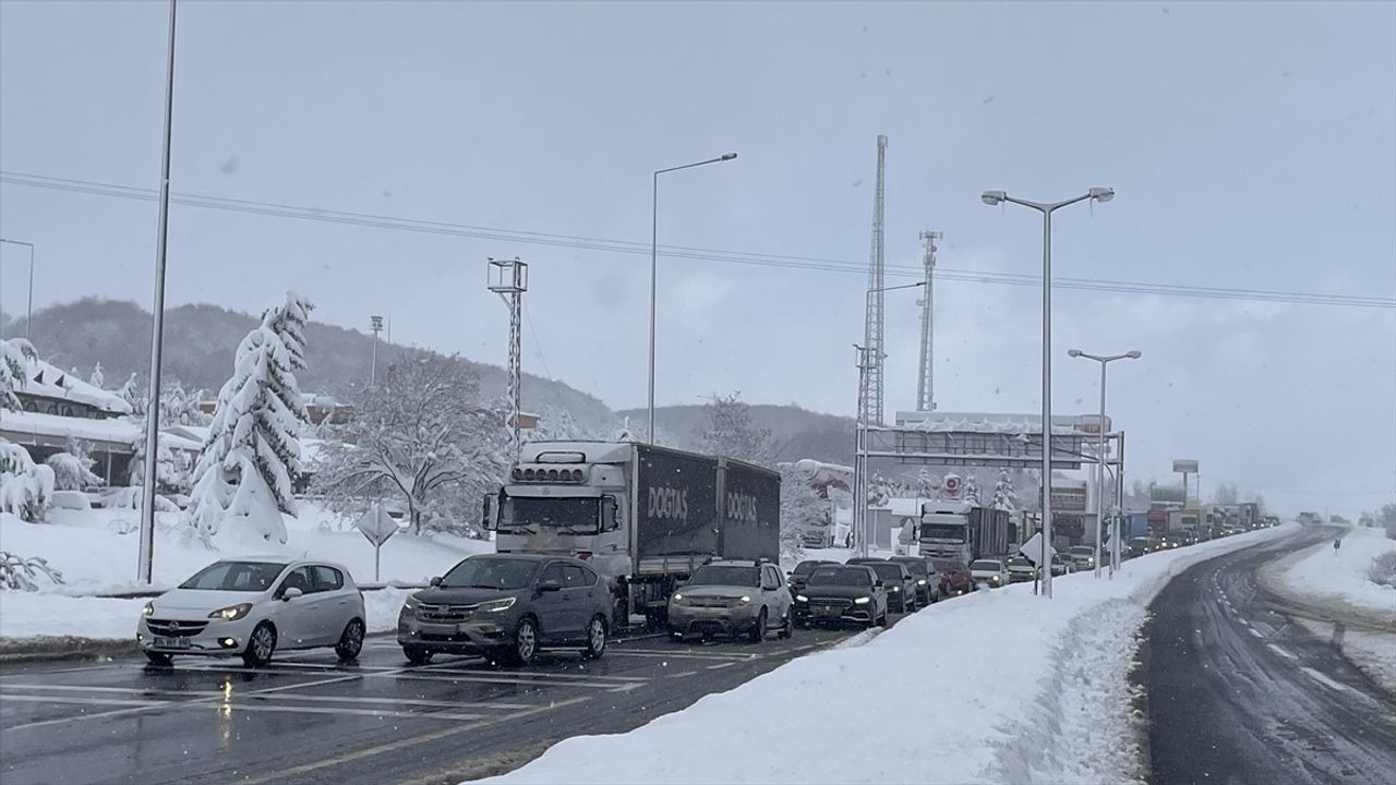 Bolu Dağı'nda Kar Sebebiyle Kapatılan Yol Yeniden Açıldı