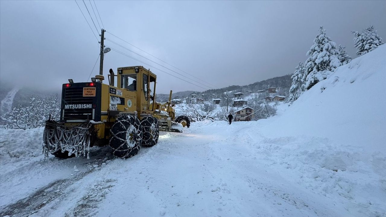 Bolu ve Bartın'da Kar Nedeniyle Kapanan Yollar Yeniden Açıldı