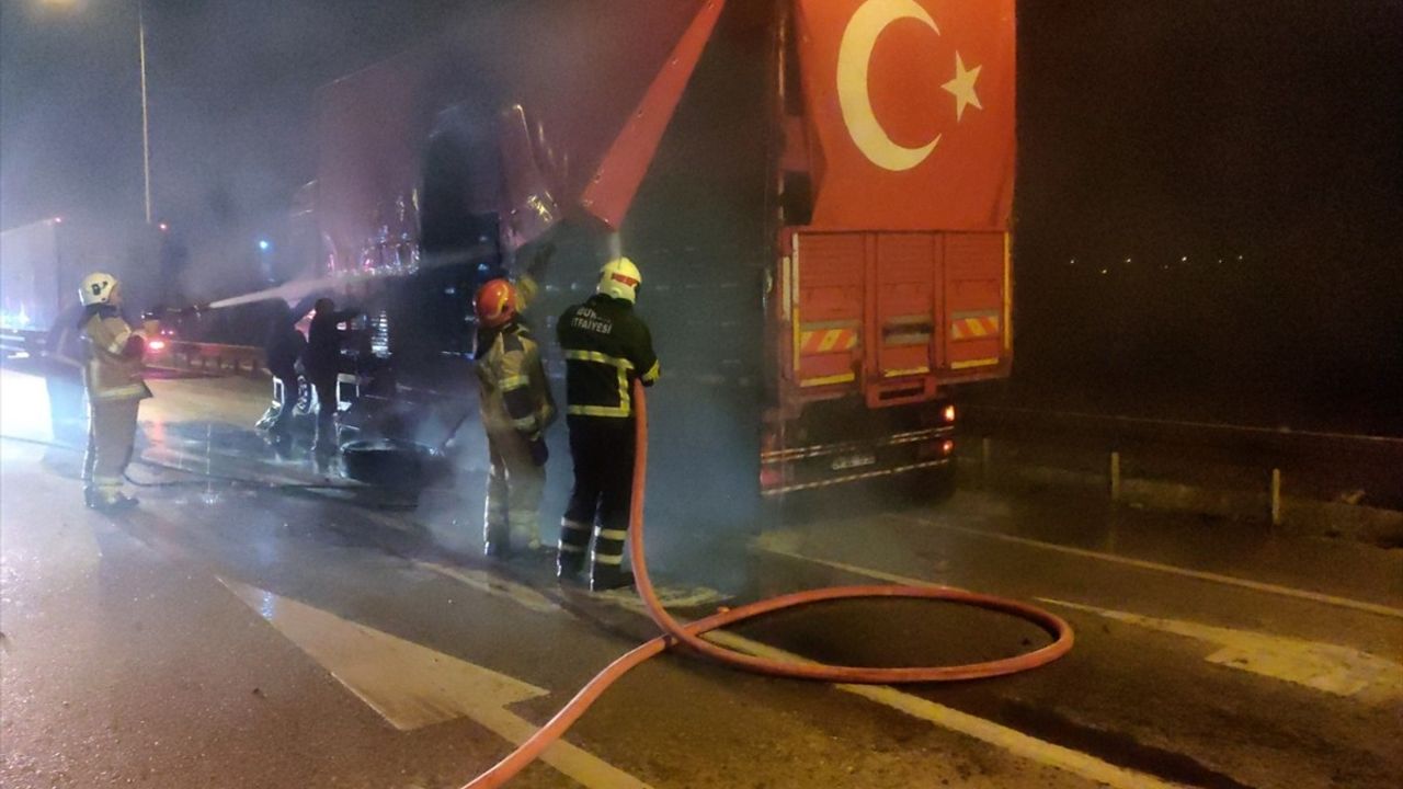 Bursa'da Domates Yüklü Kamyonda Yangın