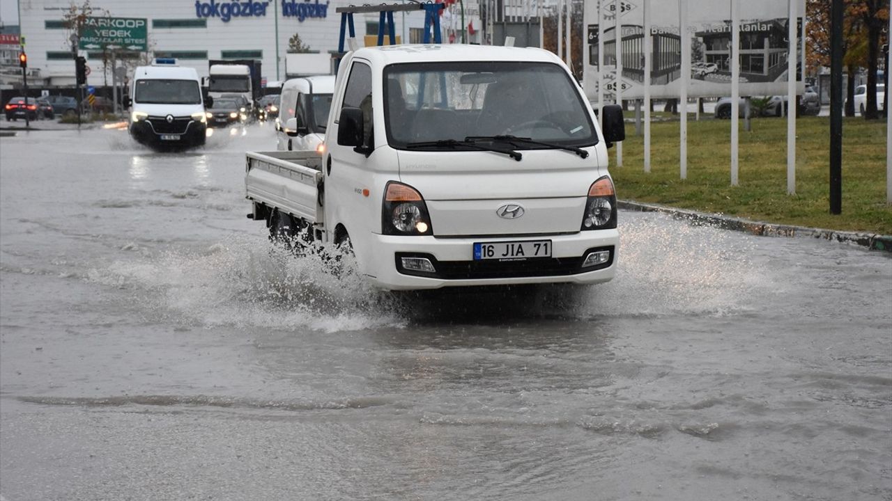 Bursa'da Lodosun Ardından Gelen Şiddetli Yağış Etkisini Gösterdi