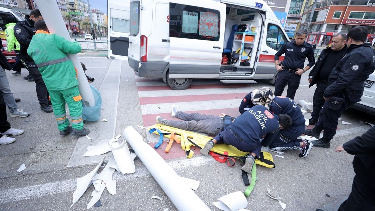 Bursa'da Lodosun Yol Açtığı Olay: Yağmur Borusu Düştü