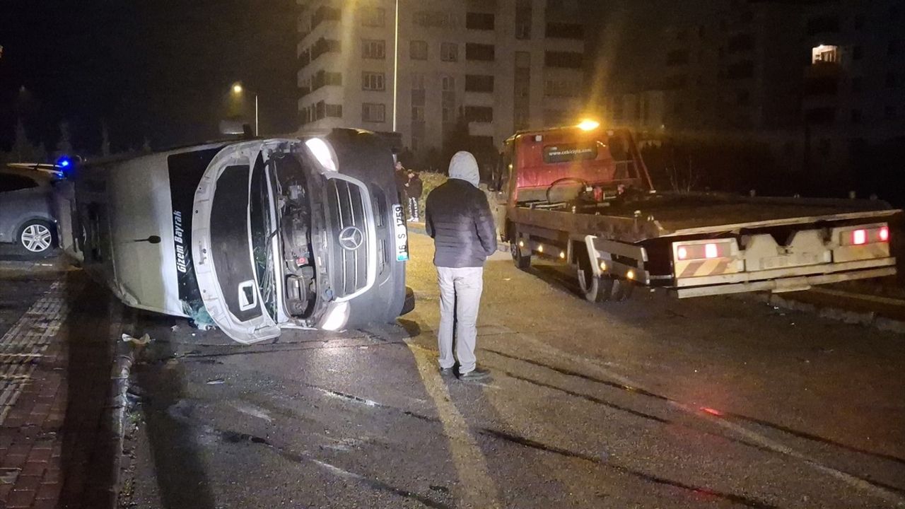 Bursa'da Minibüs ve Otomobil Çarpıştı: 8 Yaralı