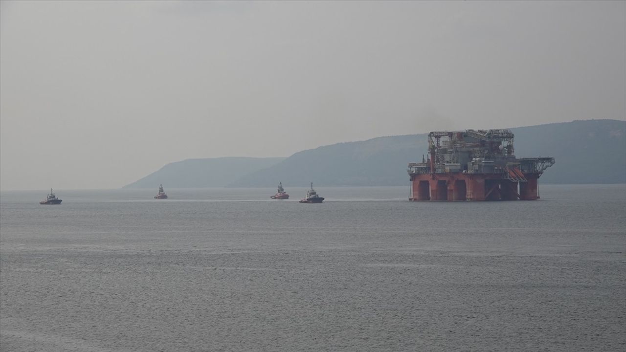 Çanakkale Boğazı, Petrol Platformu Geçişi Nedeniyle Kapandı