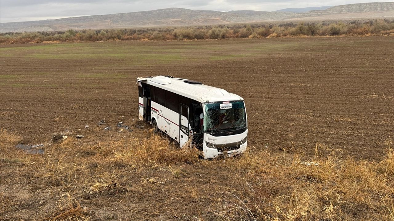 Çankırı'da Cenaze Yolunda Midibüs Devrildi: 29 Yaralı