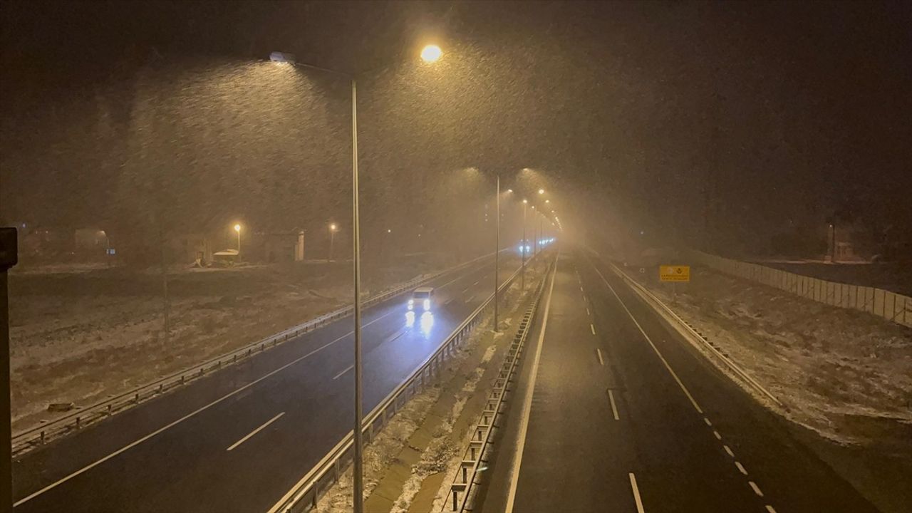 Çankırı'nın Çerkeş İlçesinde Kar Yağışı Etkili Oluyor