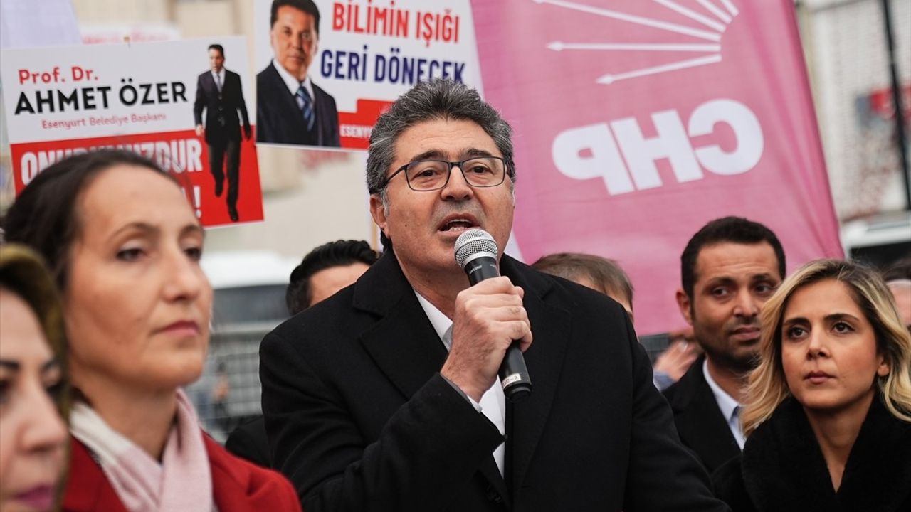 CHP'li Protestolar Esenyurt'ta Devam Ediyor