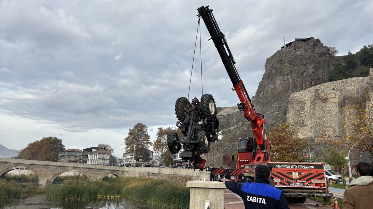 Çorum'da Traktör Kızılırmak Nehri'ne Düştü