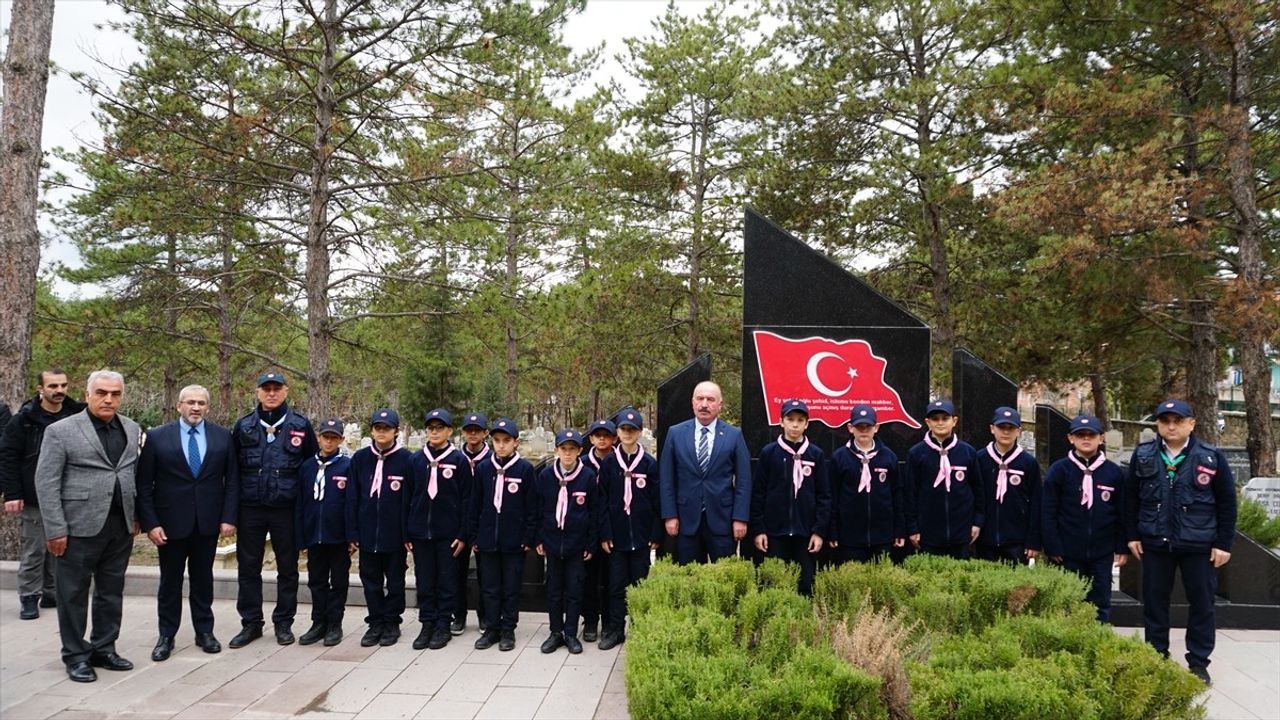 Çorum Valisi Çalgan, Şehit Öğretmen Aybüke Yalçın'ın Kabrini Ziyaret Etti