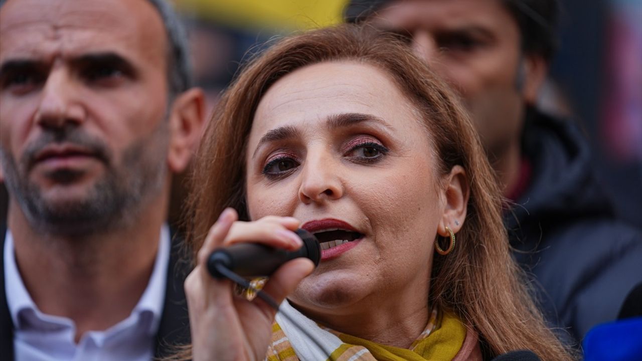 DEM Parti Sözcüsü Ayşegül Doğan, Sancaktepe'de Demokrasi Buluşması Düzenledi