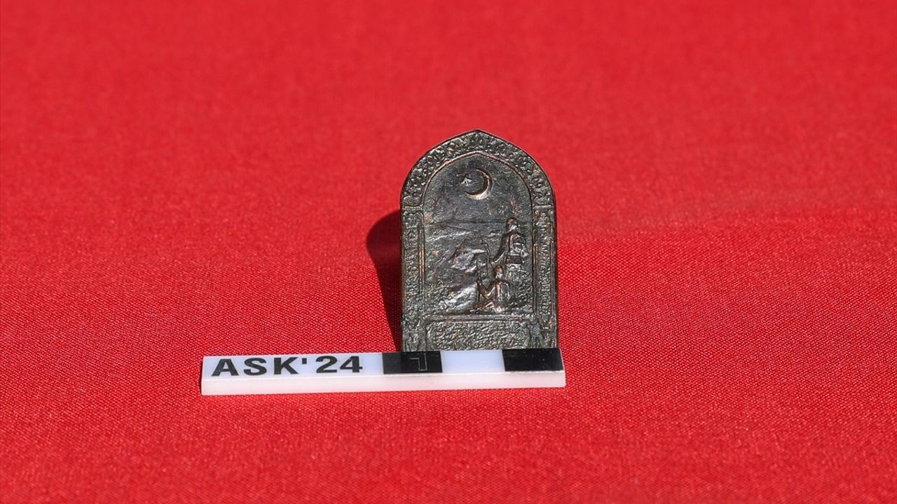 Diyarbakır'da Amida Höyük'te Çanakkale Savaşı Rozeti Keşfedildi