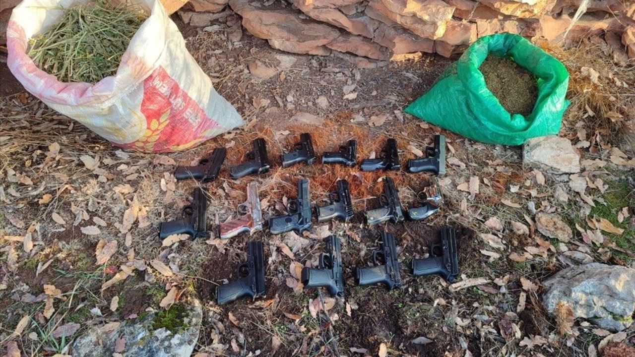 Diyarbakır Lice'de Operasyon: 16 Ruhsatsız Tabanca ve 31 Kilogram Esrar Yakalandı