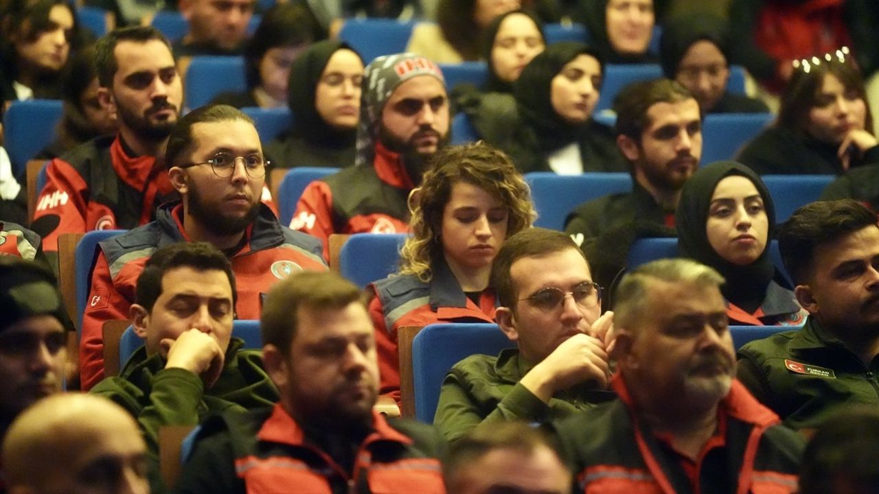 Düzce'de Afet Yönetimi ve İletişim Stratejileri Sempozyumu Düzenlendi