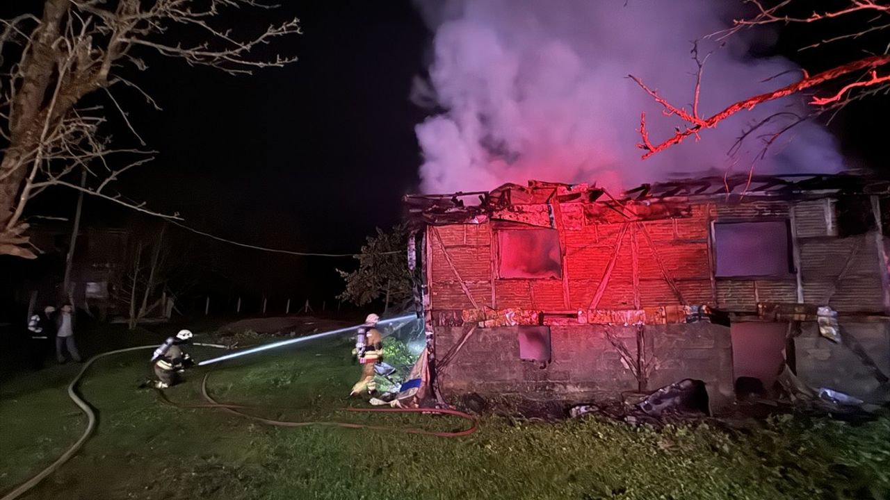 Düzce'de İki Katlı Evde Yangın