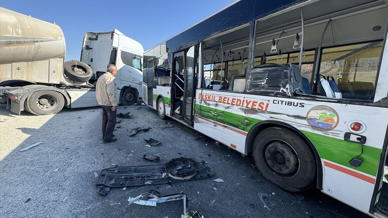Elazığ'da Halk Otobüsü ve Tır Çarpıştı: 6 Yaralı