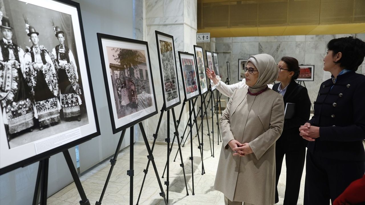 Emine Erdoğan Kırgızistan'daki Milli Tarih Müzesi'ni Ziyaret Etti