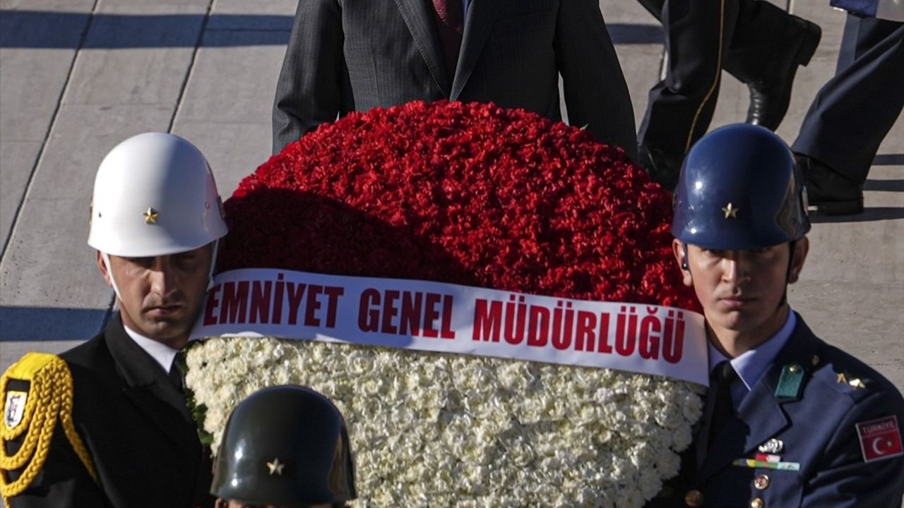 Emniyet Genel Müdürü Demirtaş Anıtkabir'i Ziyaret Etti