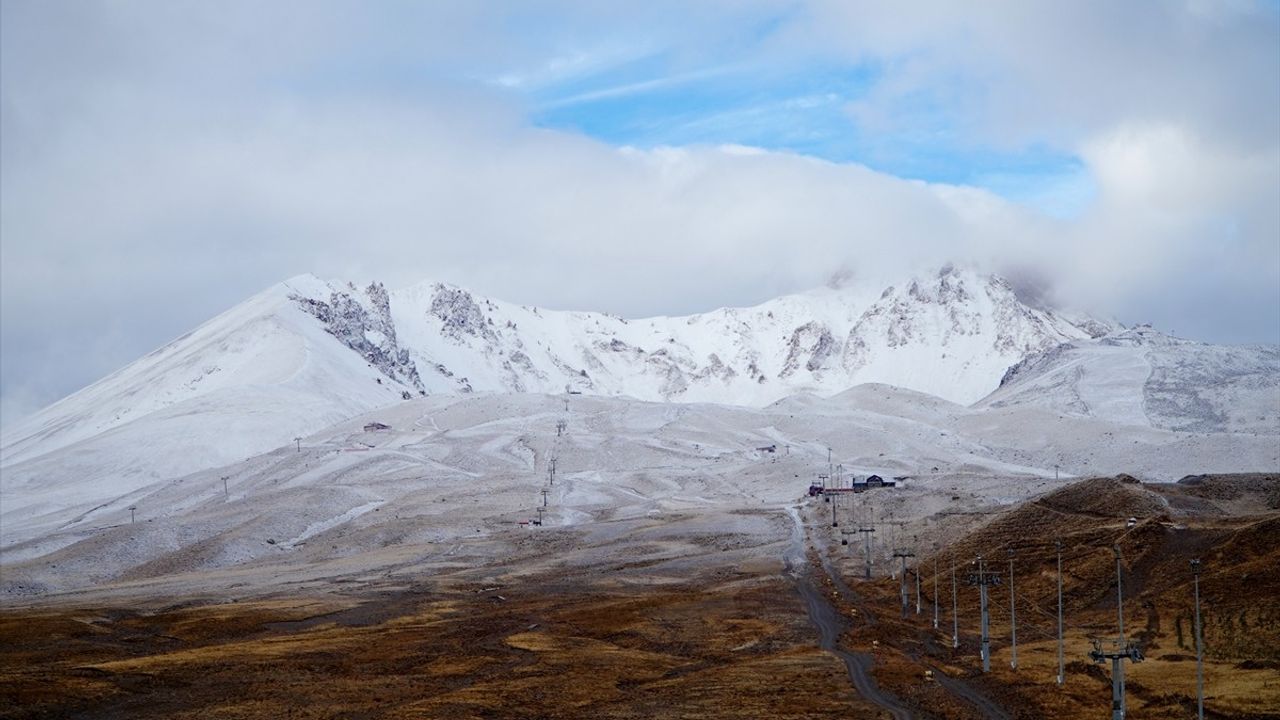 Erciyes Kayak Merkezi'nde Kar Yağışı Başladı