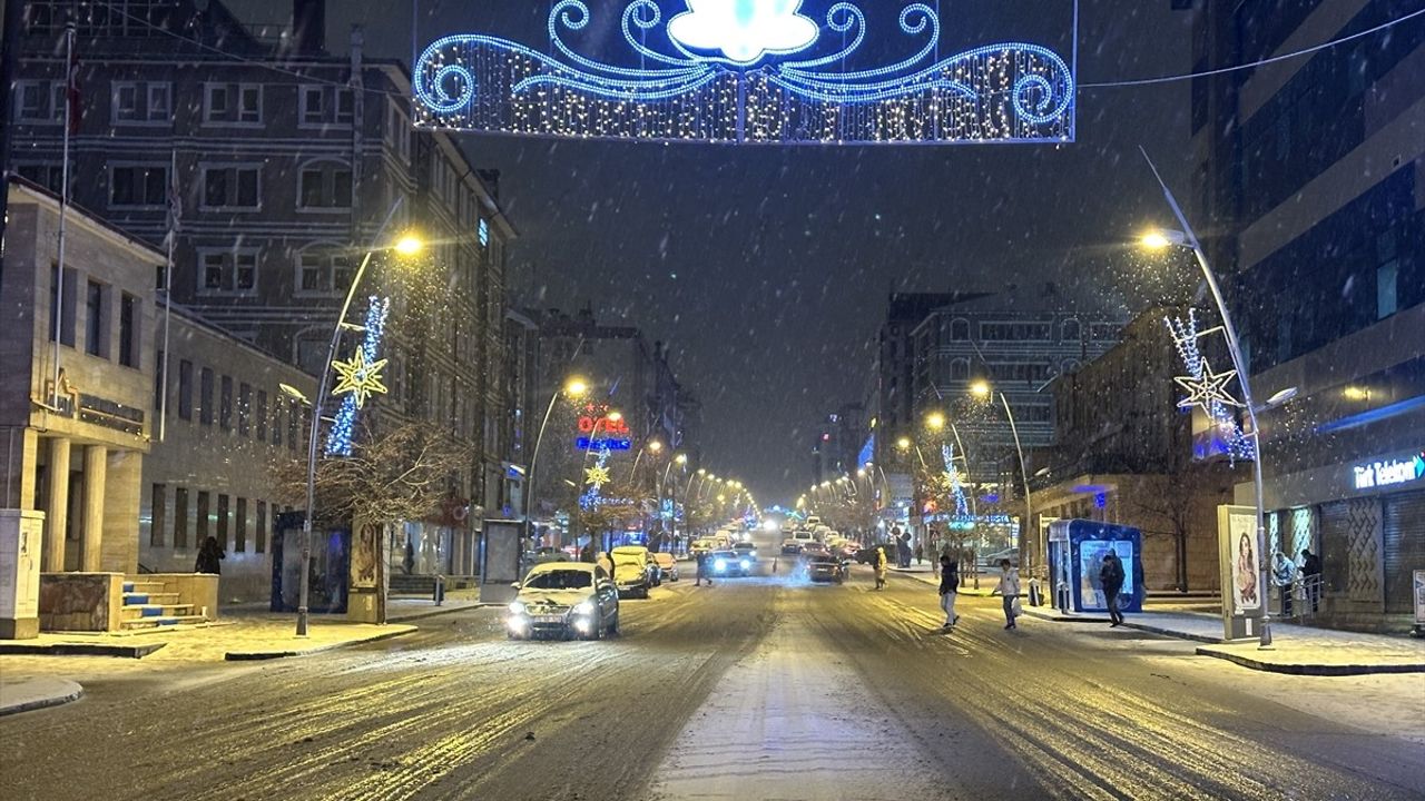 Erzurum'da Kar Yağışı Şehri Beyaza Bürüdü