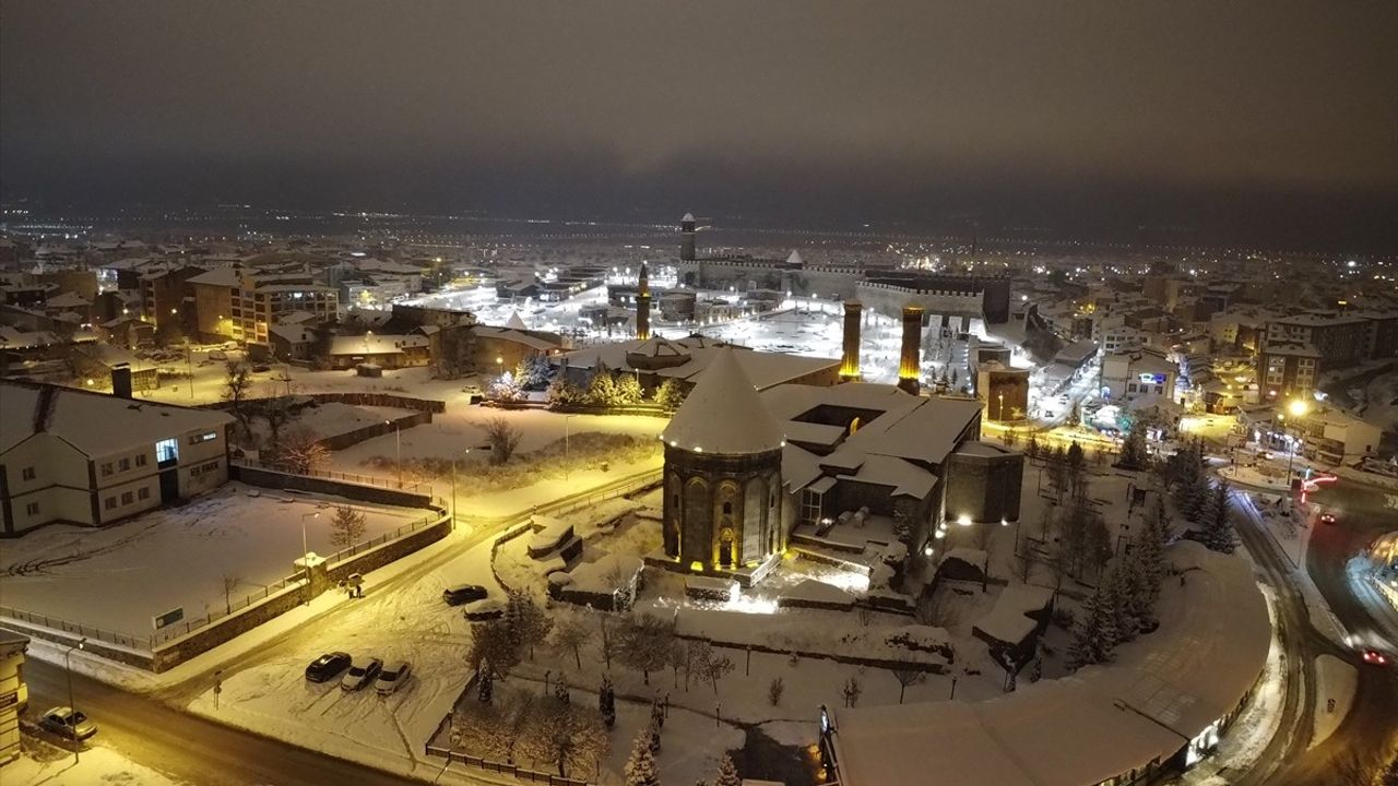 Erzurum'un Tarihi Mekanları Karla Kaplandı