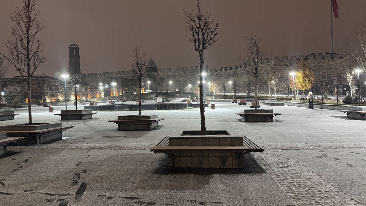 Erzurum ve Tunceli'de Kar Yağışı Etkili Oldu