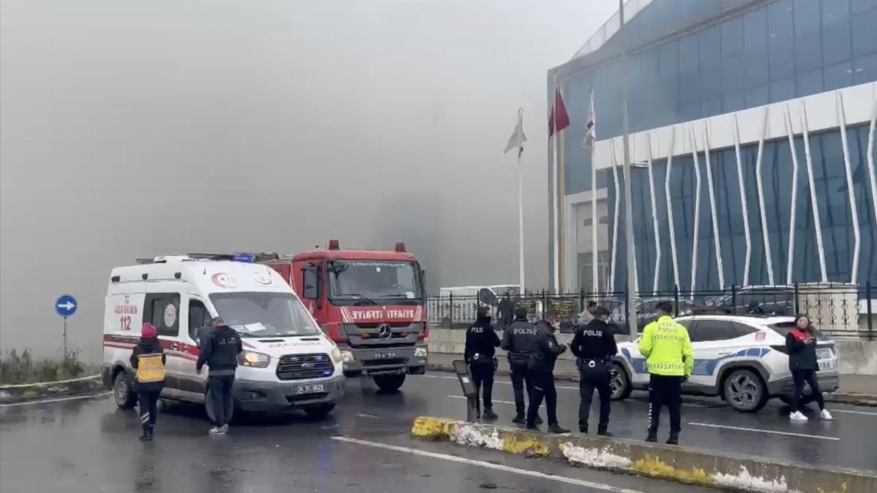 Esenyurt'ta Tıbbi Cihaz Üreten Fabrikada Yangın Çıktı